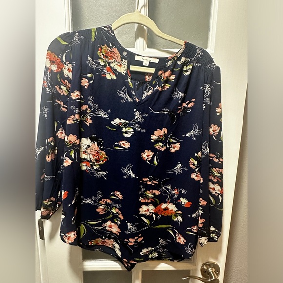 NWOT Fun 2 Fun Floral Top - Picture 2 of 4